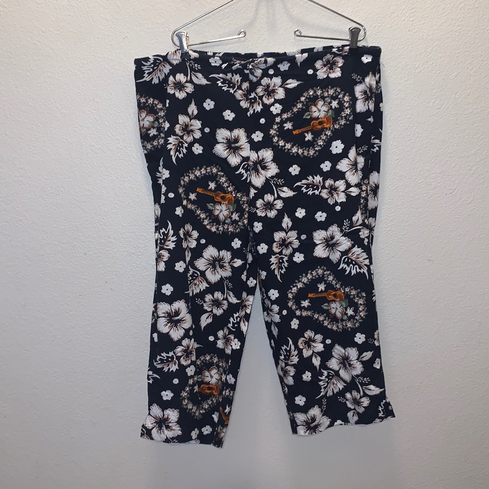 Roundy Bay black Hawaiian print ukulele capri pants